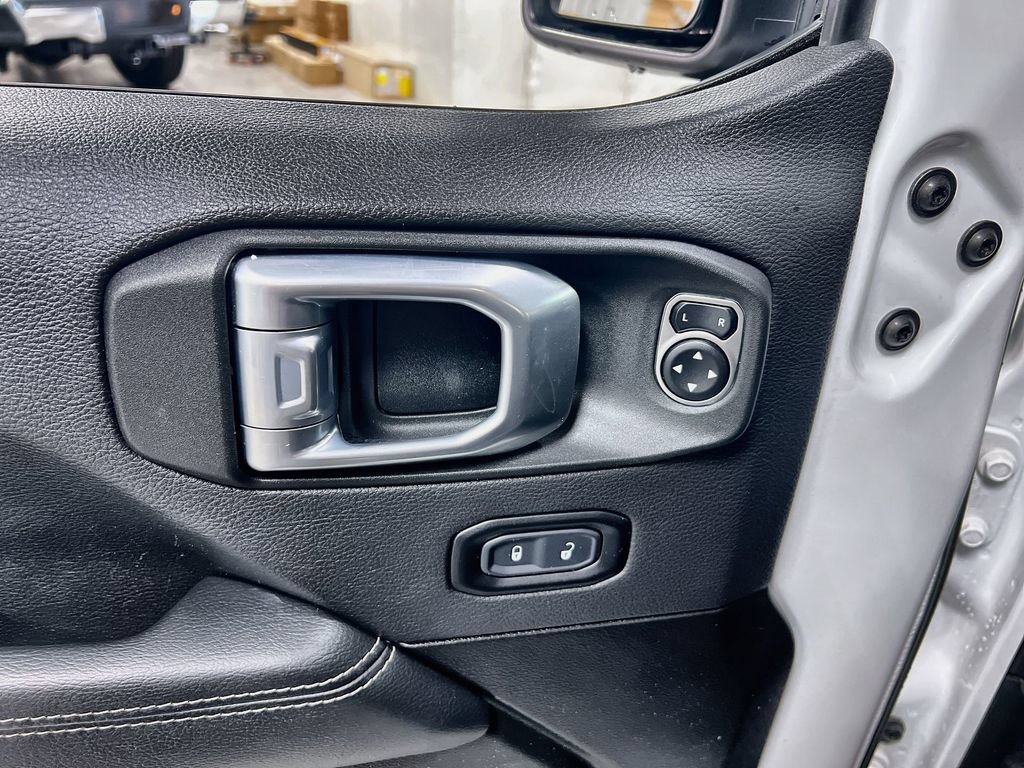 Used 2023 Jeep Gladiator Overland AWD/4WD image 15
