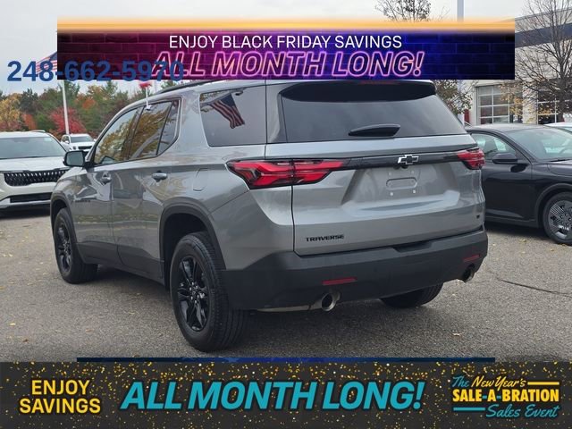 Used 2023 Chevrolet Traverse LT image 3