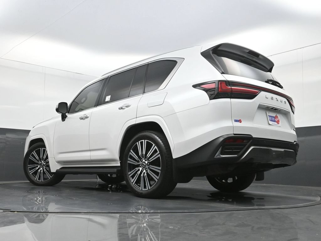 Used 2023 Lexus LX 600 4WD w/ Luxury Package image 32