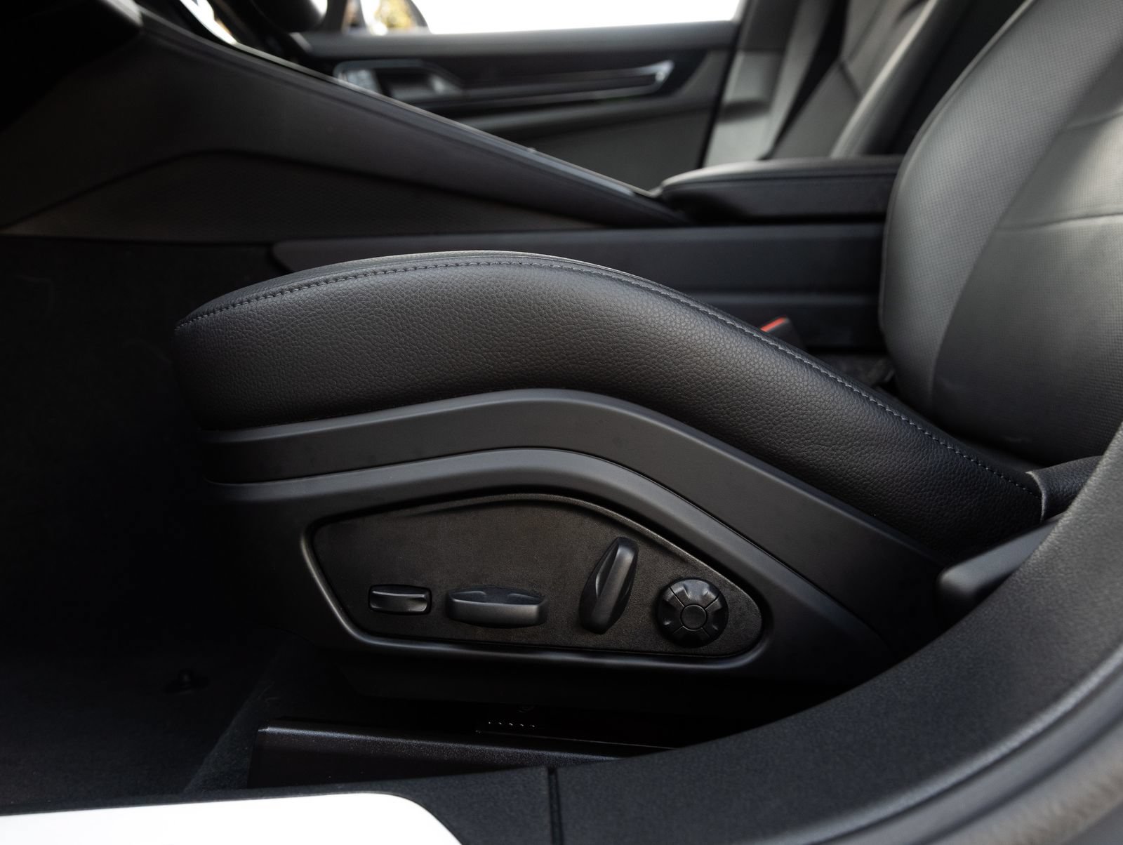 Certified 2025 Porsche Panamera image 23