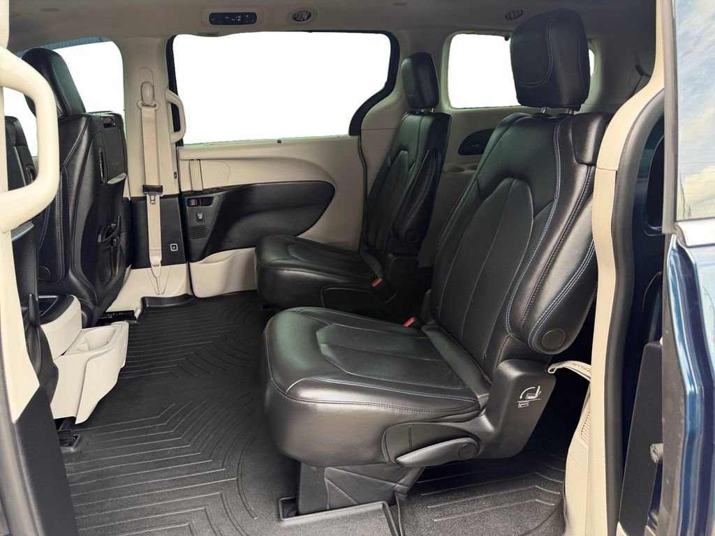 Used 2021 Chrysler Pacifica Touring-L w/ Uconnect Theater Family Group FWD image 16