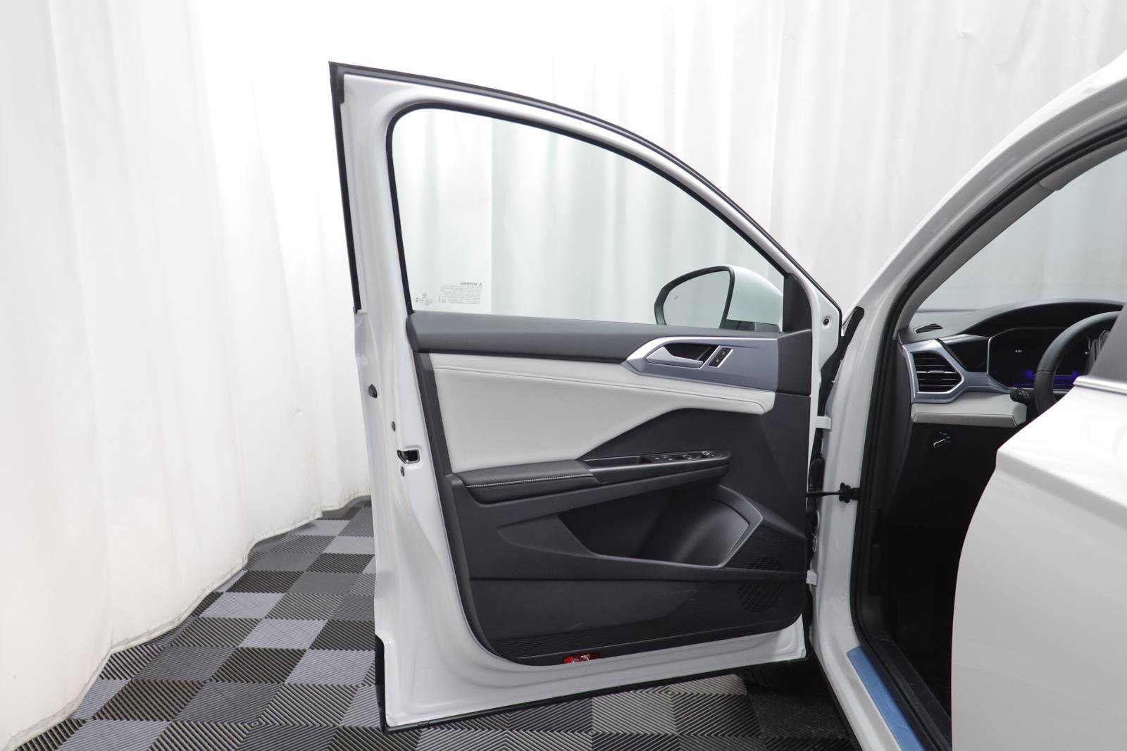 New 2026 Volkswagen Taos SE image 4