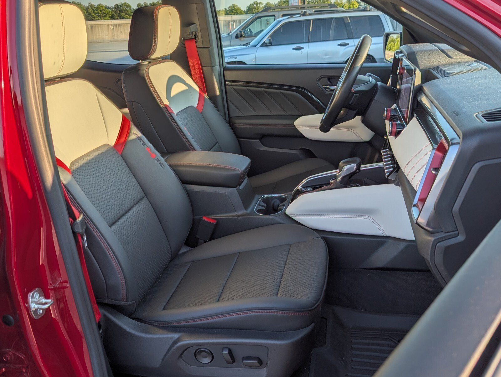Used 2025 GMC Canyon AT4 w/ AT4X Package AWD/4WD image 18