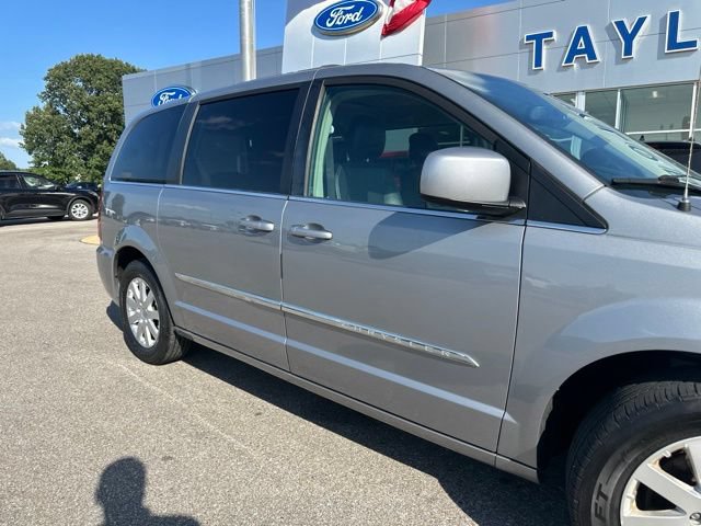 Used 2015 Chrysler Town & Country Touring FWD image 7