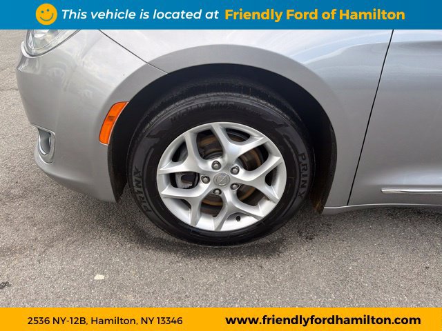 Used 2017 Chrysler Pacifica Touring-L w/ Tire & Wheel Group FWD image 14