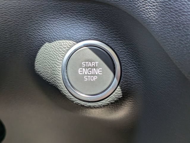 Certified 2025 Volvo XC40 B5 Core AWD/4WD image 35