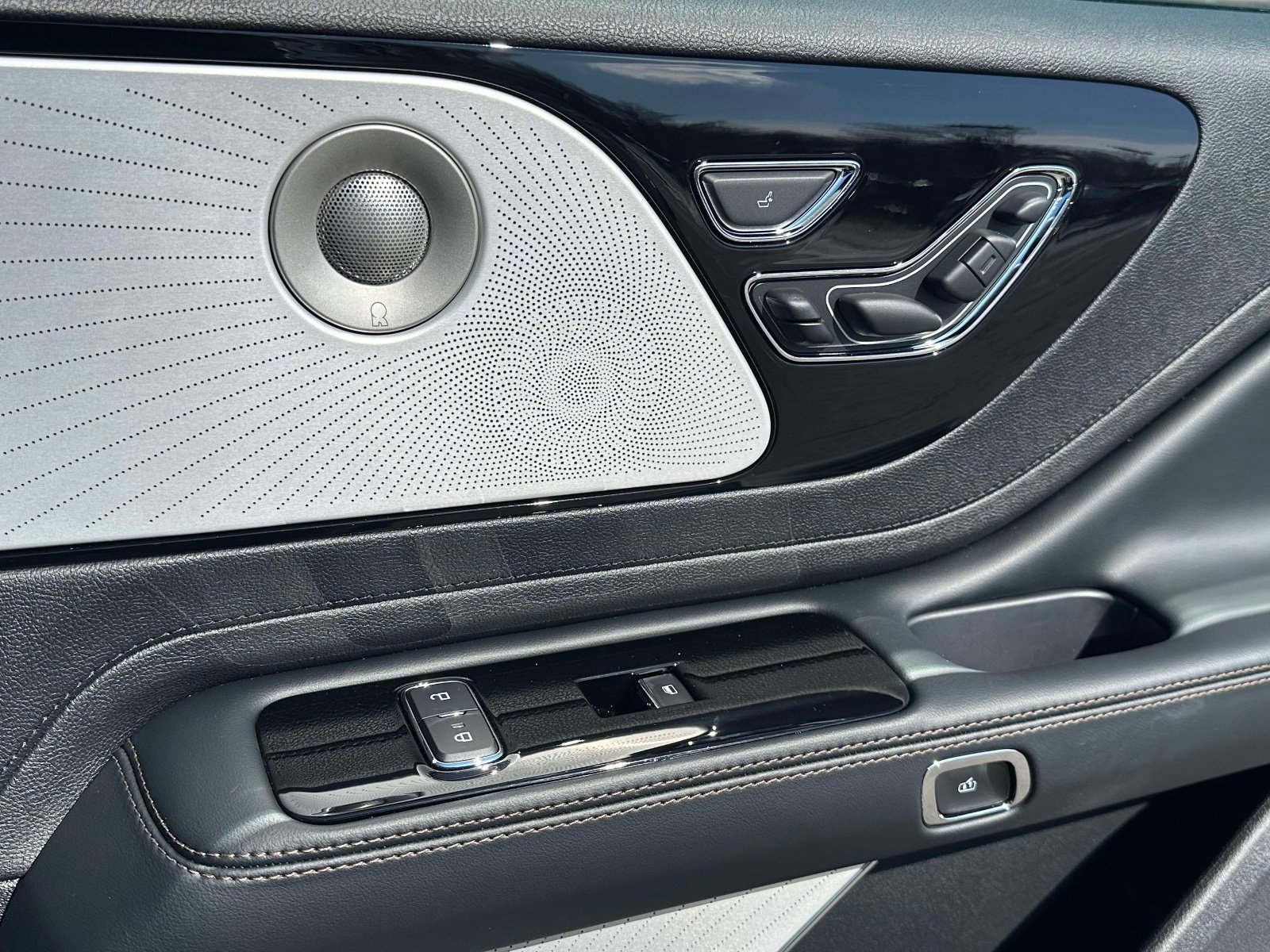 Used 2025 Lincoln Aviator Reserve w/ Equipment Group 201A image 28