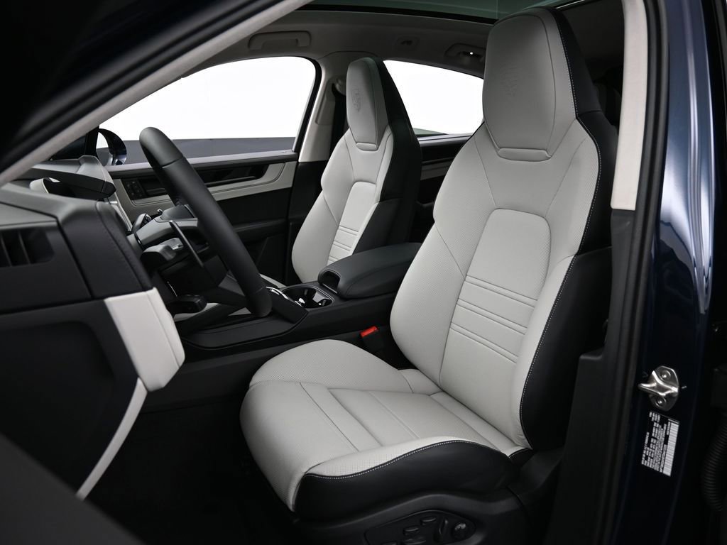 New 2026 Porsche Cayenne GTS image 5