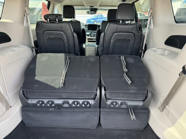 Used 2023 Chrysler Pacifica Touring-L image 31