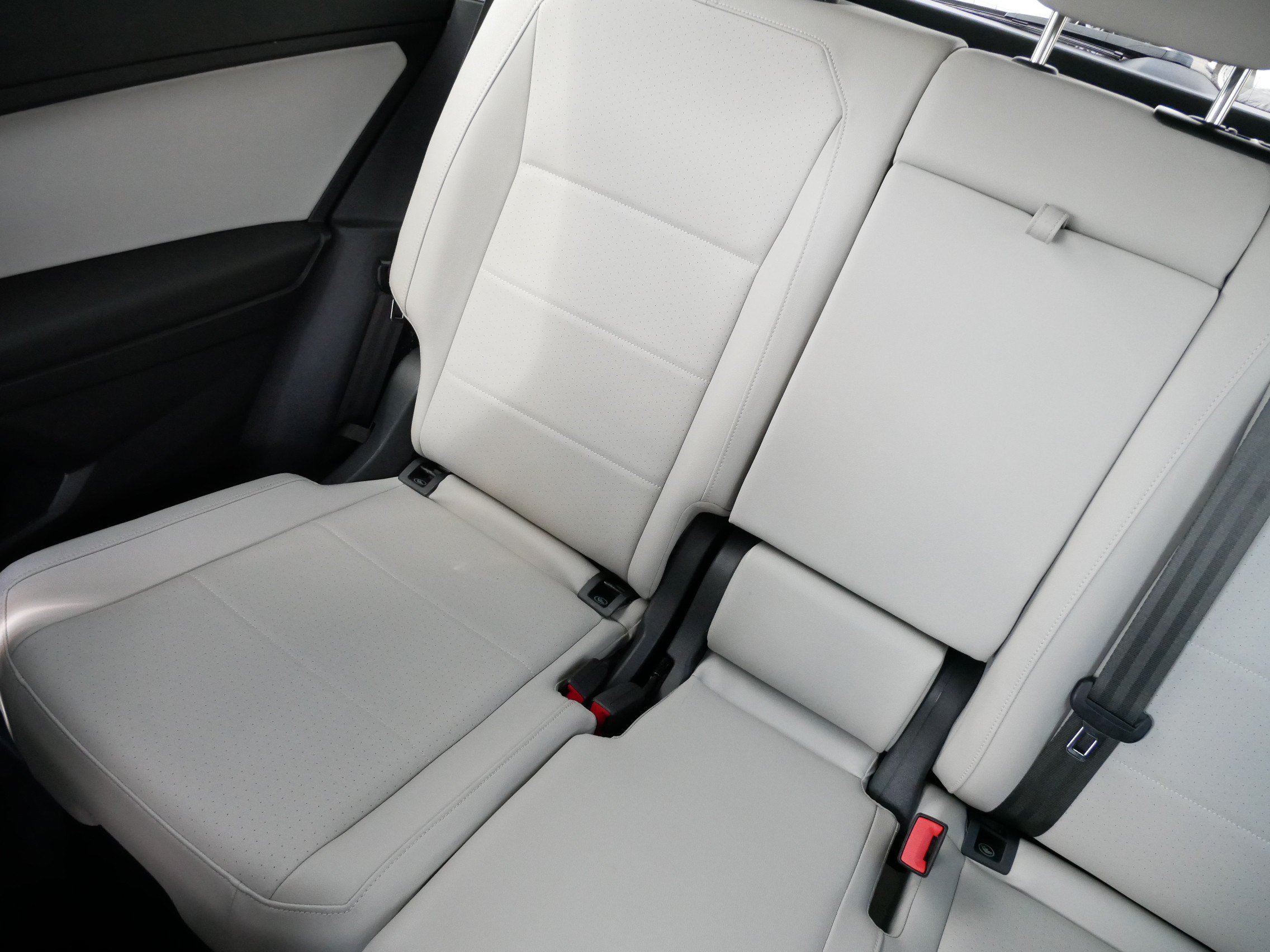 Used 2019 Volkswagen Tiguan SE w/ Panoramic Sunroof Package AWD/4WD image 12