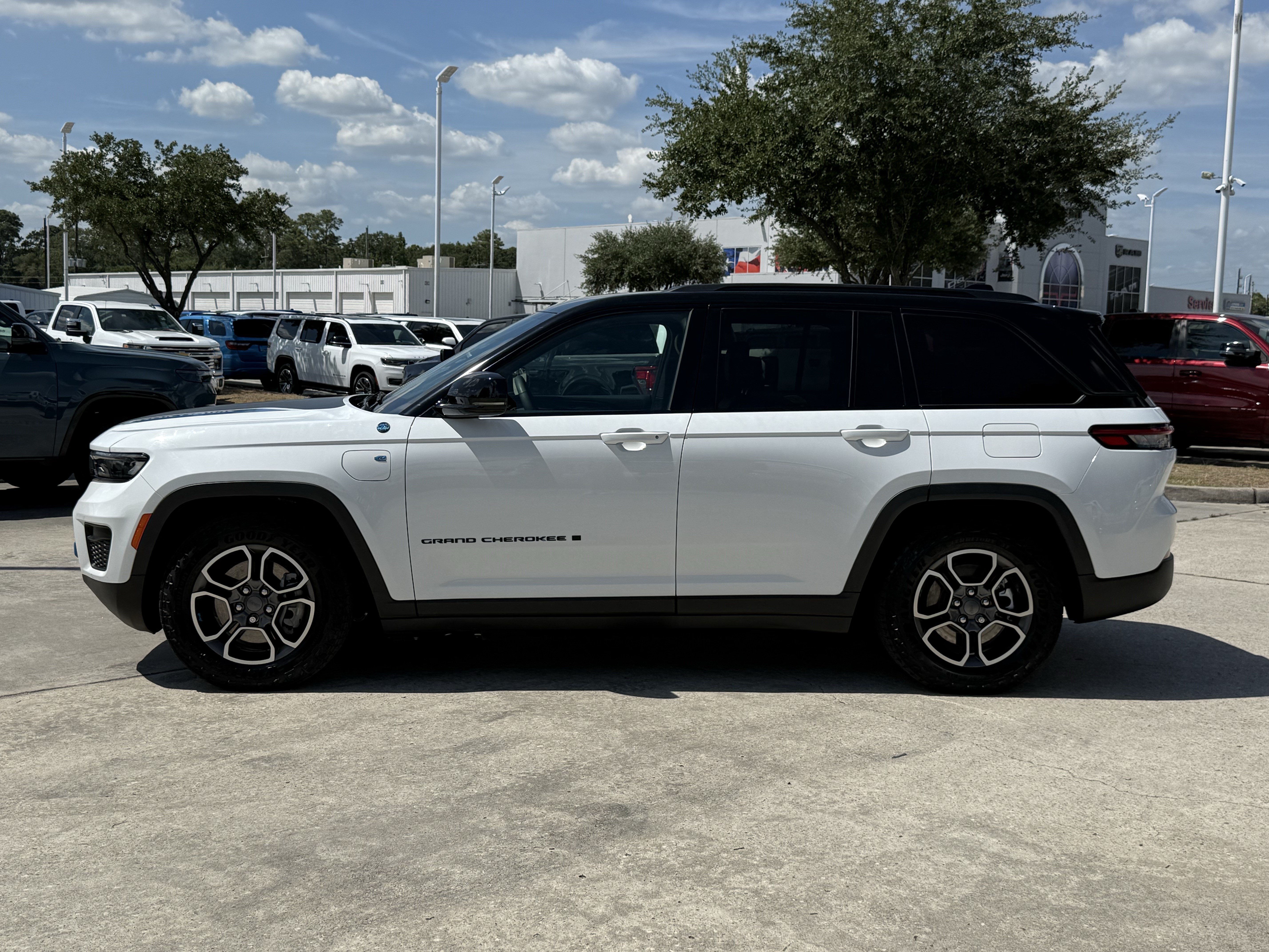 Used 2022 Jeep Grand Cherokee Trailhawk AWD/4WD image 9