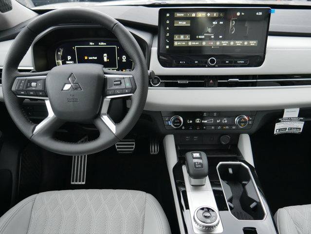 Used 2025 Mitsubishi Outlander AWD image 16