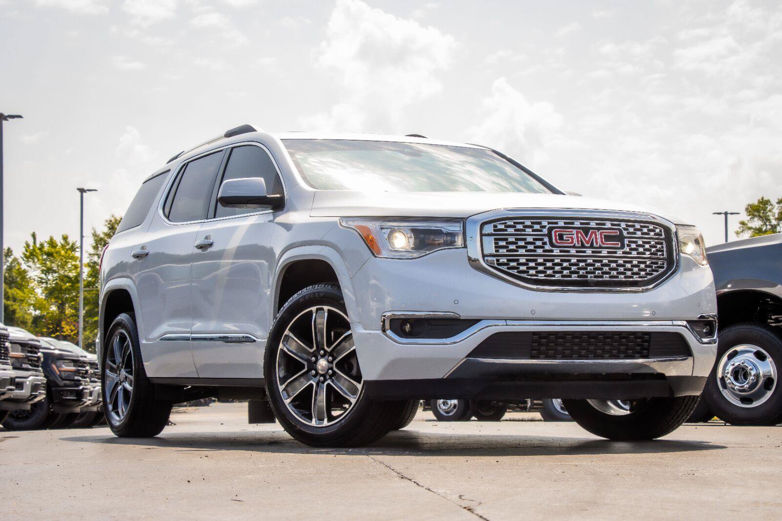 Used 2019 GMC Acadia Denali w/ Technology Package FWD image 1