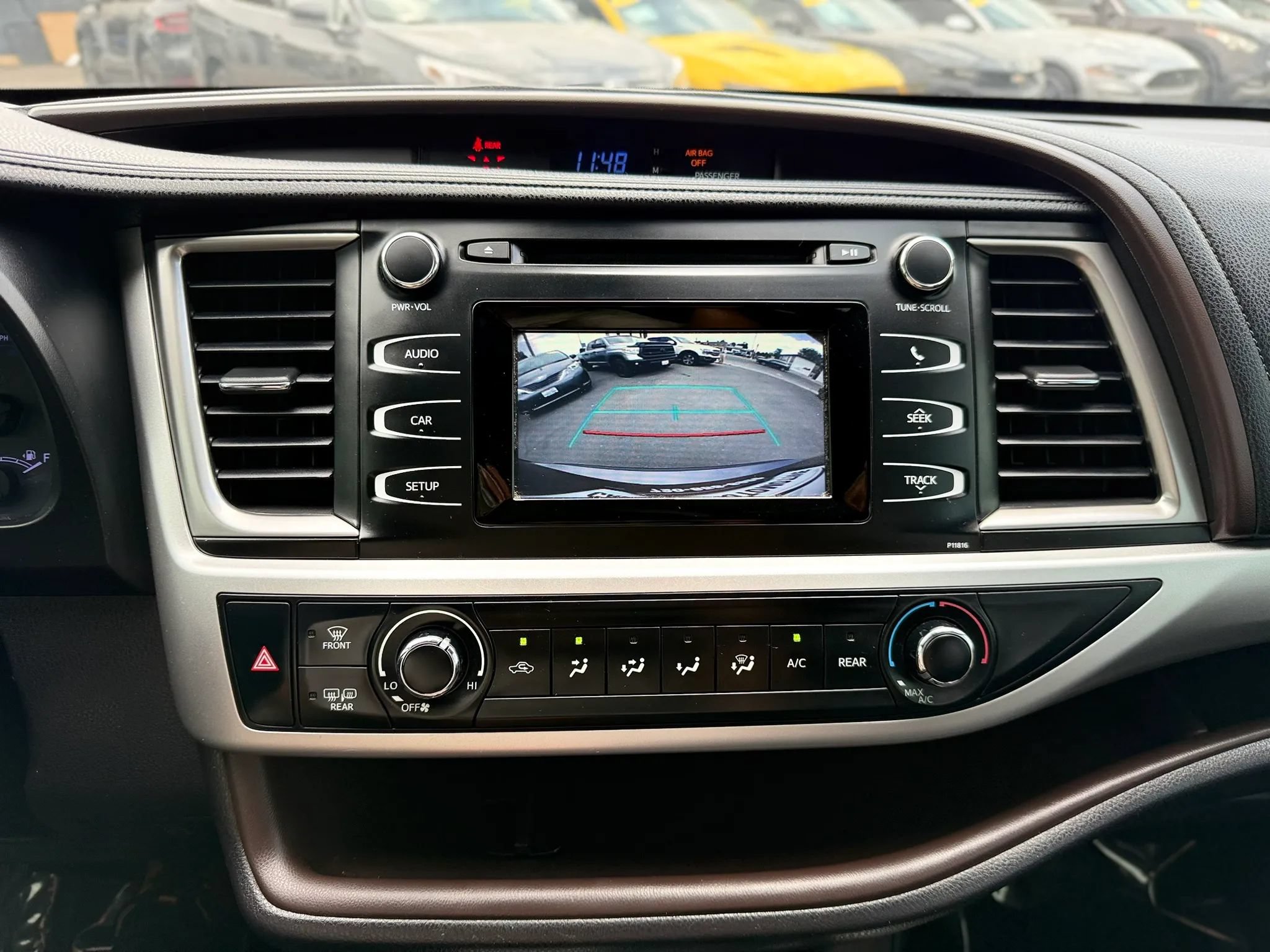 Used 2019 Toyota Highlander LE AWD/4WD image 32
