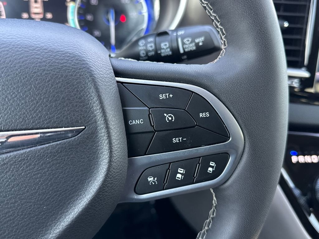 Used 2024 Chrysler Pacifica Touring-L image 19