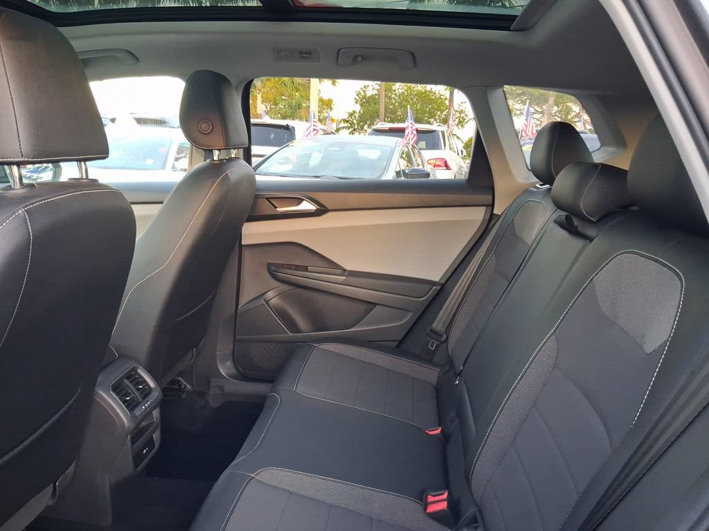 Used 2022 Volkswagen Taos SE w/ Panoramic Sunroof Package FWD image 8