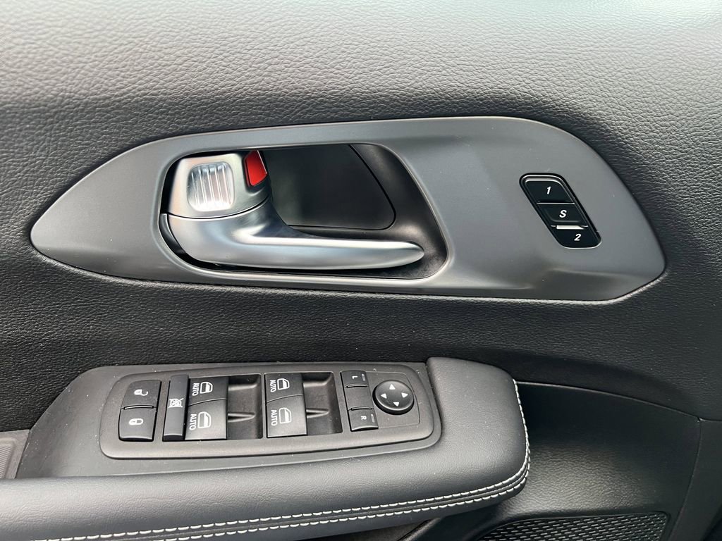 Used 2026 Chrysler Pacifica Select image 15