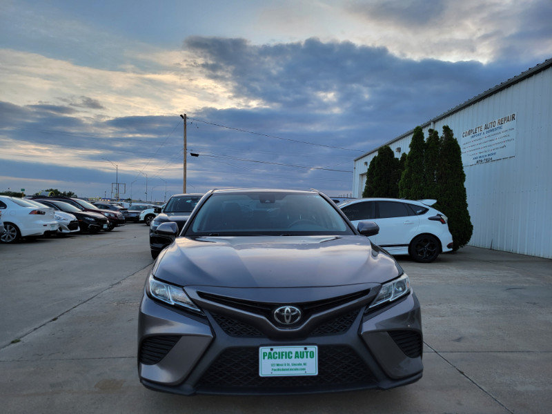 Used 2018 Toyota Camry SE FWD image 2