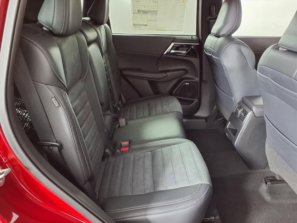 New 2025 Mitsubishi Outlander SE image 11