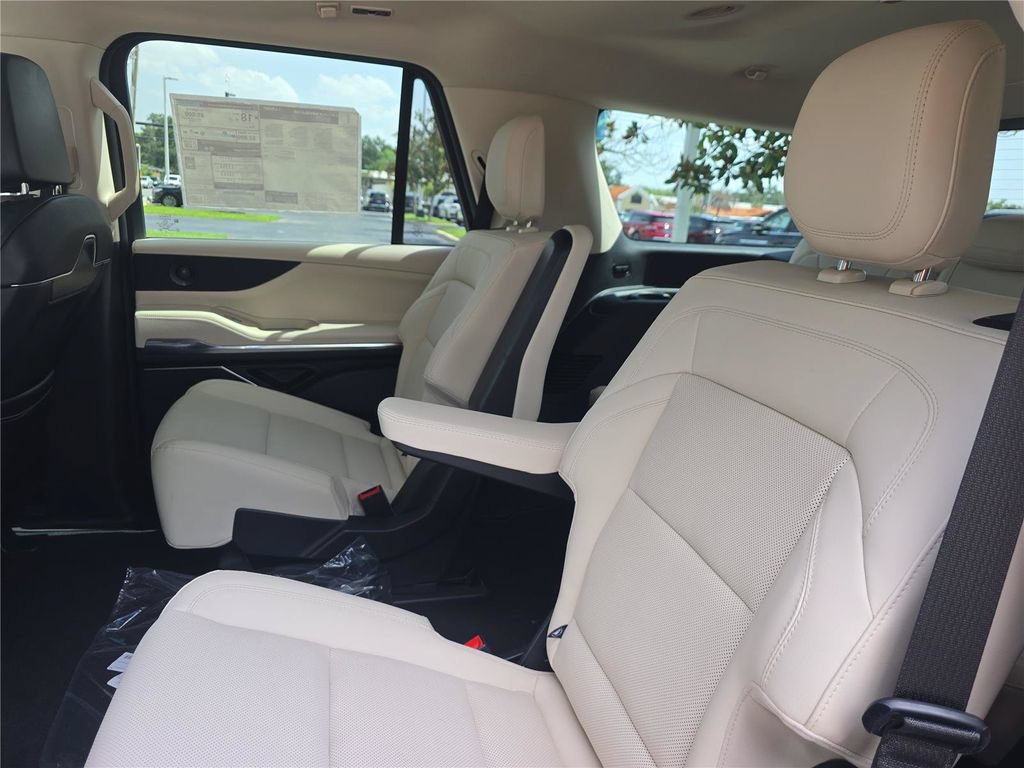 New 2027 Lincoln Navigator Premiere RWD image 12