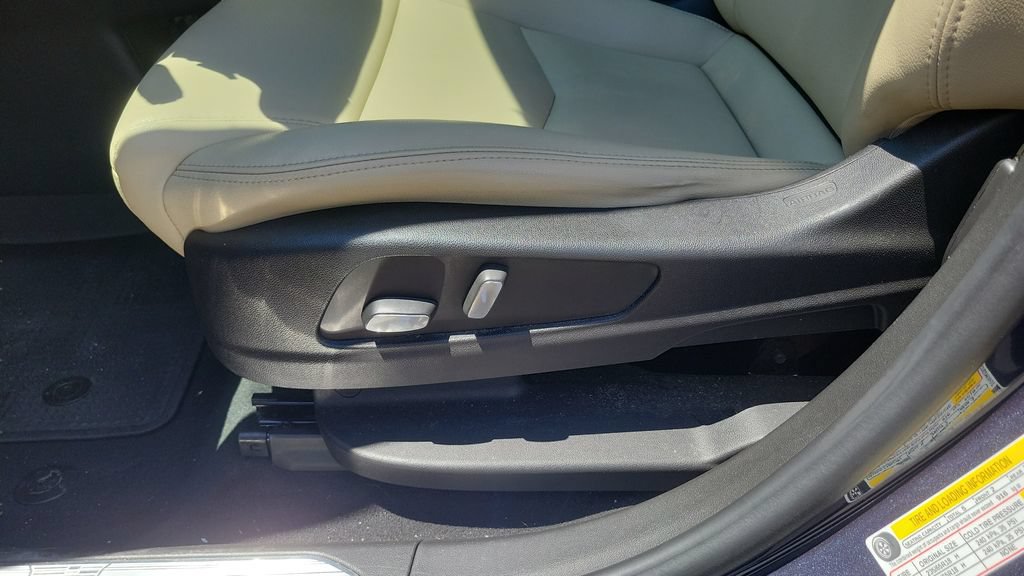 Used 2018 Cadillac XT5 FWD image 16