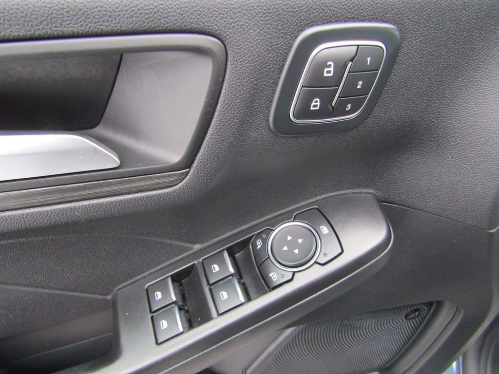 Used 2025 Ford Escape SE w/ PHEV Premium Package image 16