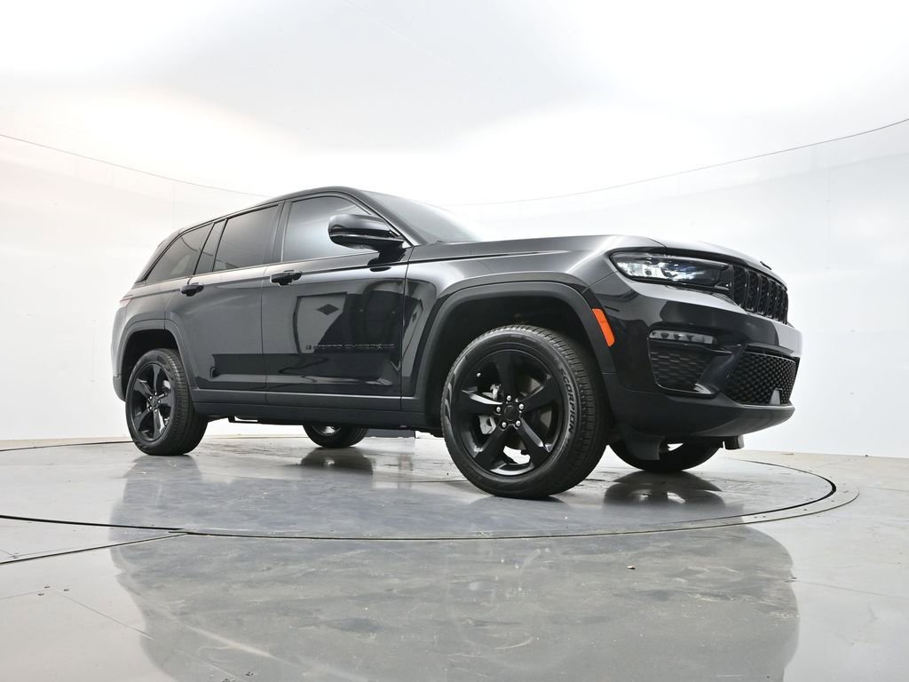 Used 2025 Jeep Grand Cherokee Limited w/ Black Appearance Package image 30