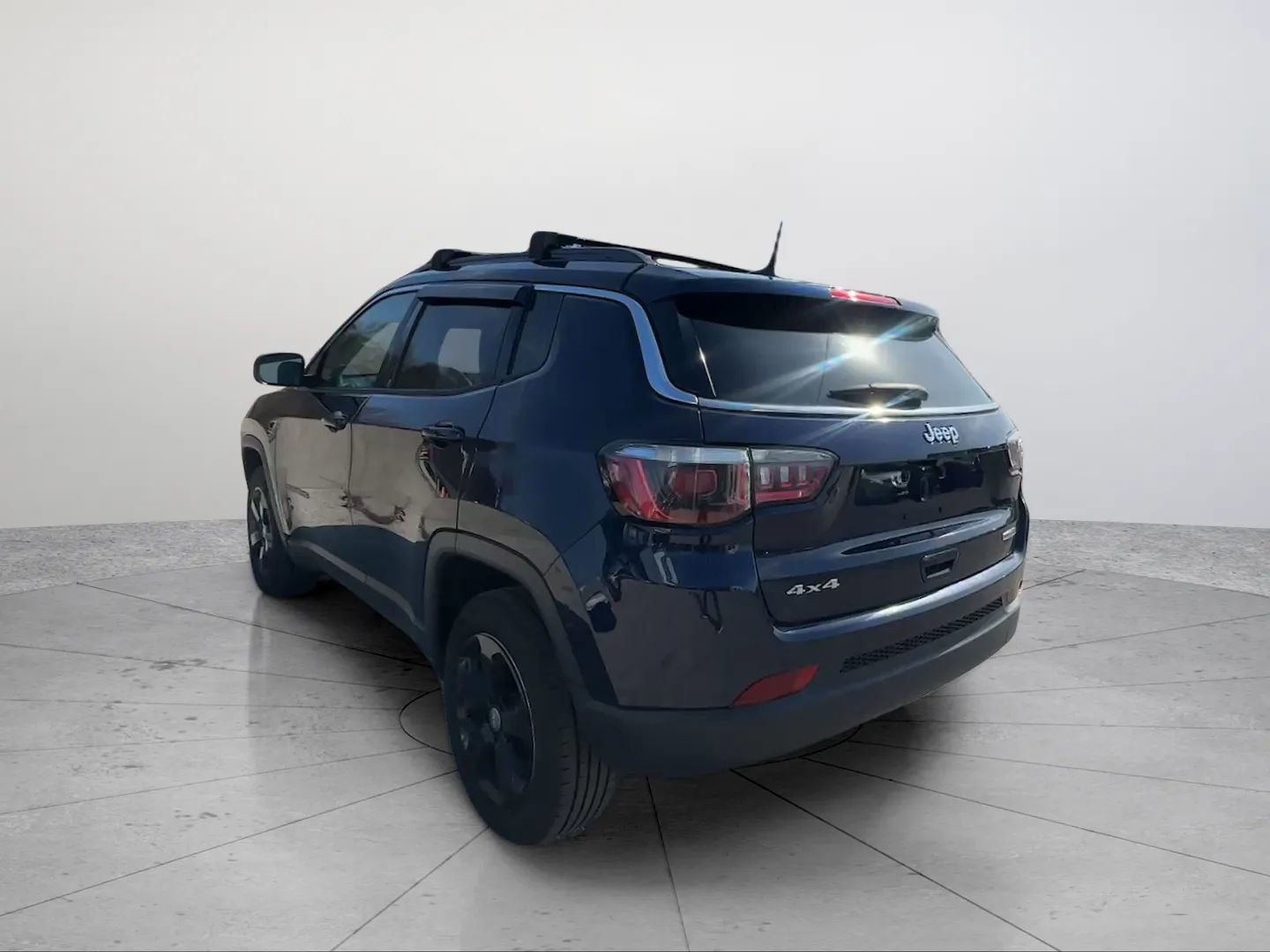 Used 2018 Jeep Compass Latitude w/ Popular Equipment Group AWD/4WD image 3
