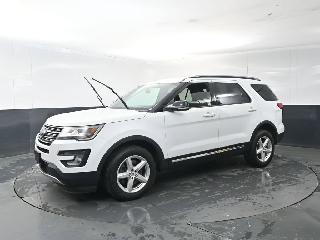 Used 2017 Ford Explorer XLT image 2