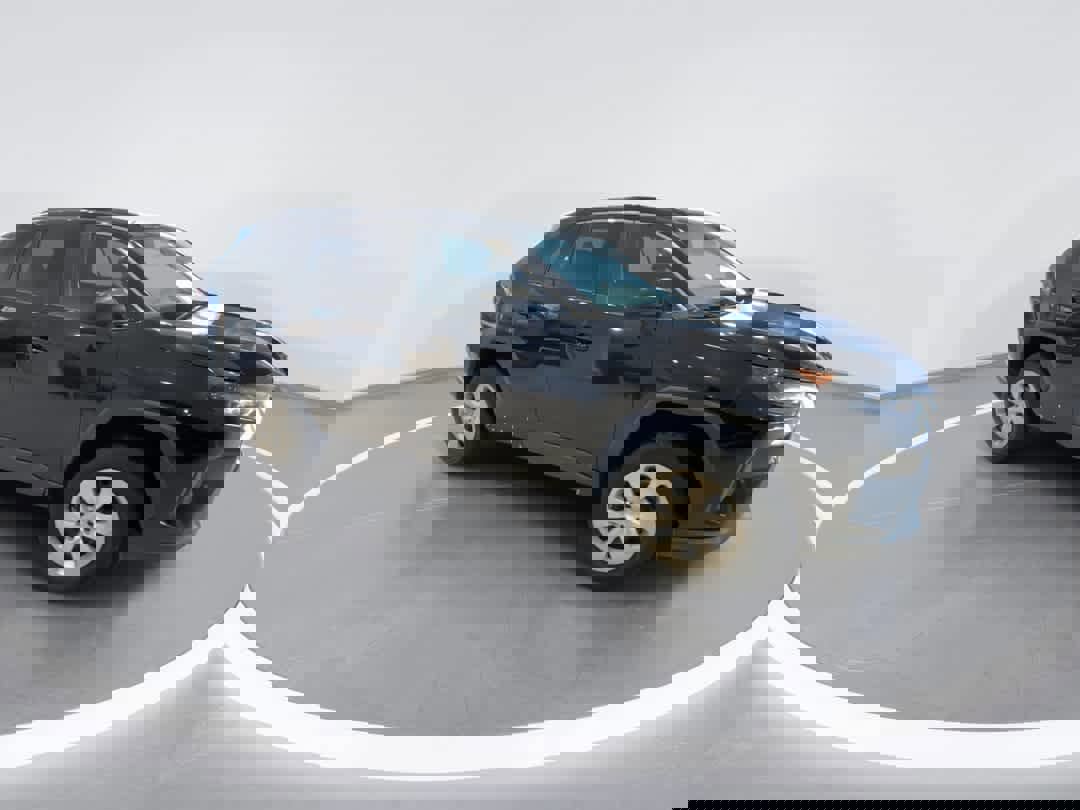 Used 2021 Toyota RAV4 LE image 2