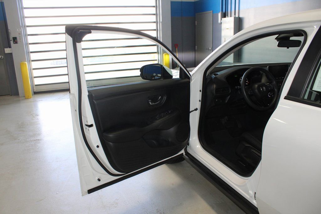 Used 2023 Honda HR-V LX image 7