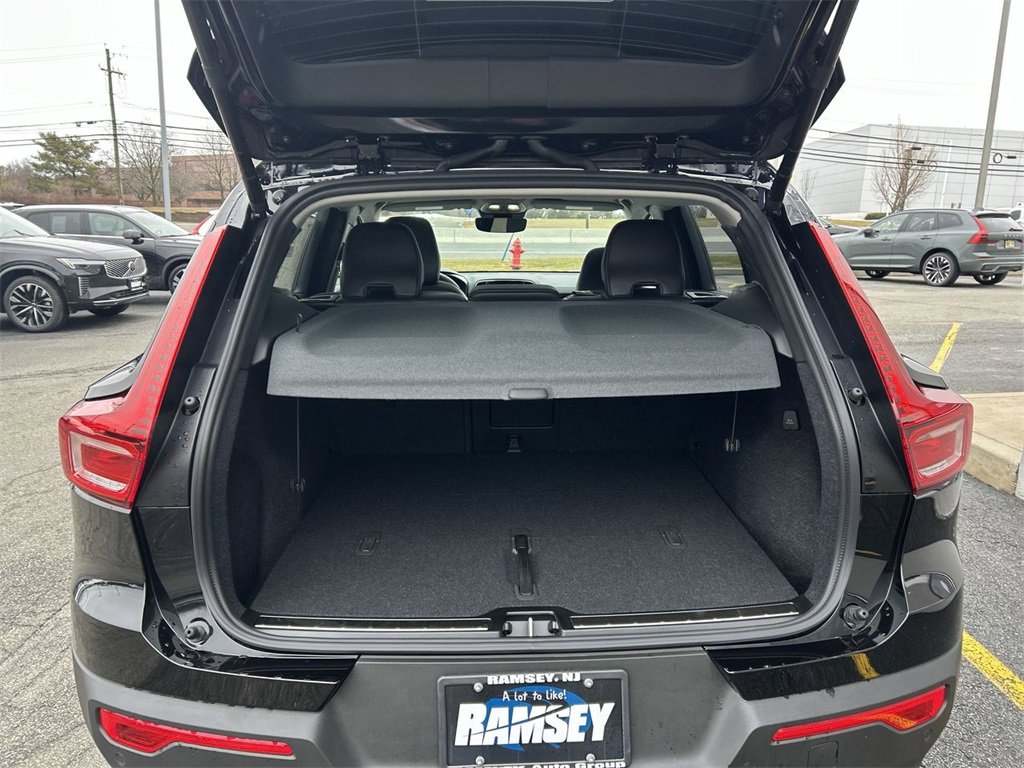 Certified 2025 Volvo XC40 B5 Plus w/ Climate Package image 17