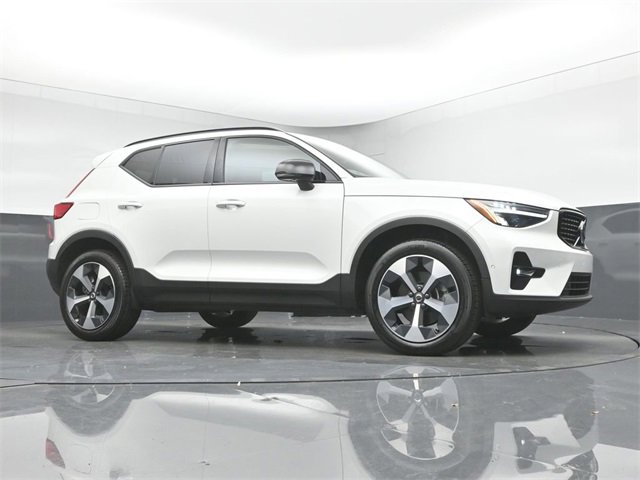 Used 2024 Volvo XC40 B5 Plus image 35