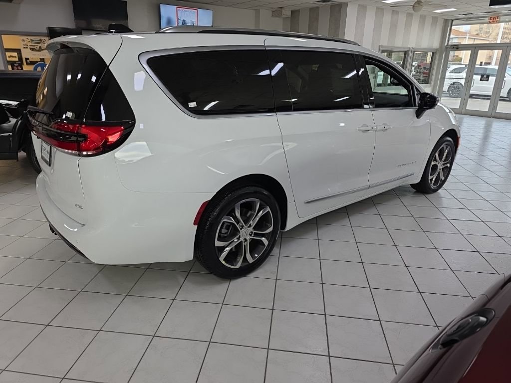 New 2026 Chrysler Pacifica Pinnacle w/ Trailer Tow Group image 21