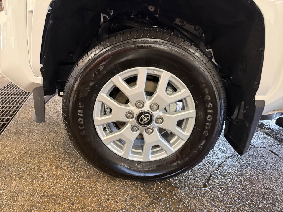Used 2025 Toyota Tacoma SR5 AWD/4WD image 27