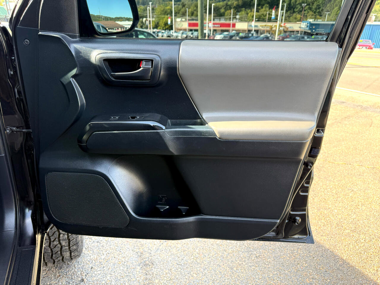 Used 2017 Toyota Tacoma SR image 27