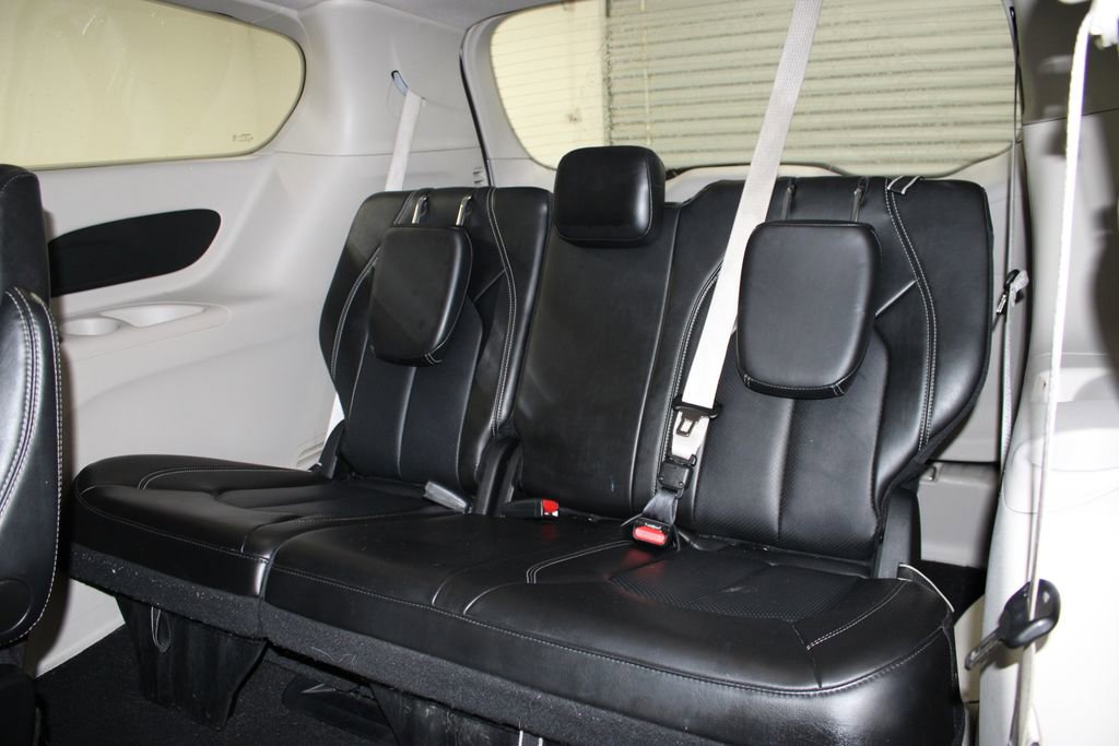 Used 2024 Chrysler Pacifica Touring-L image 18