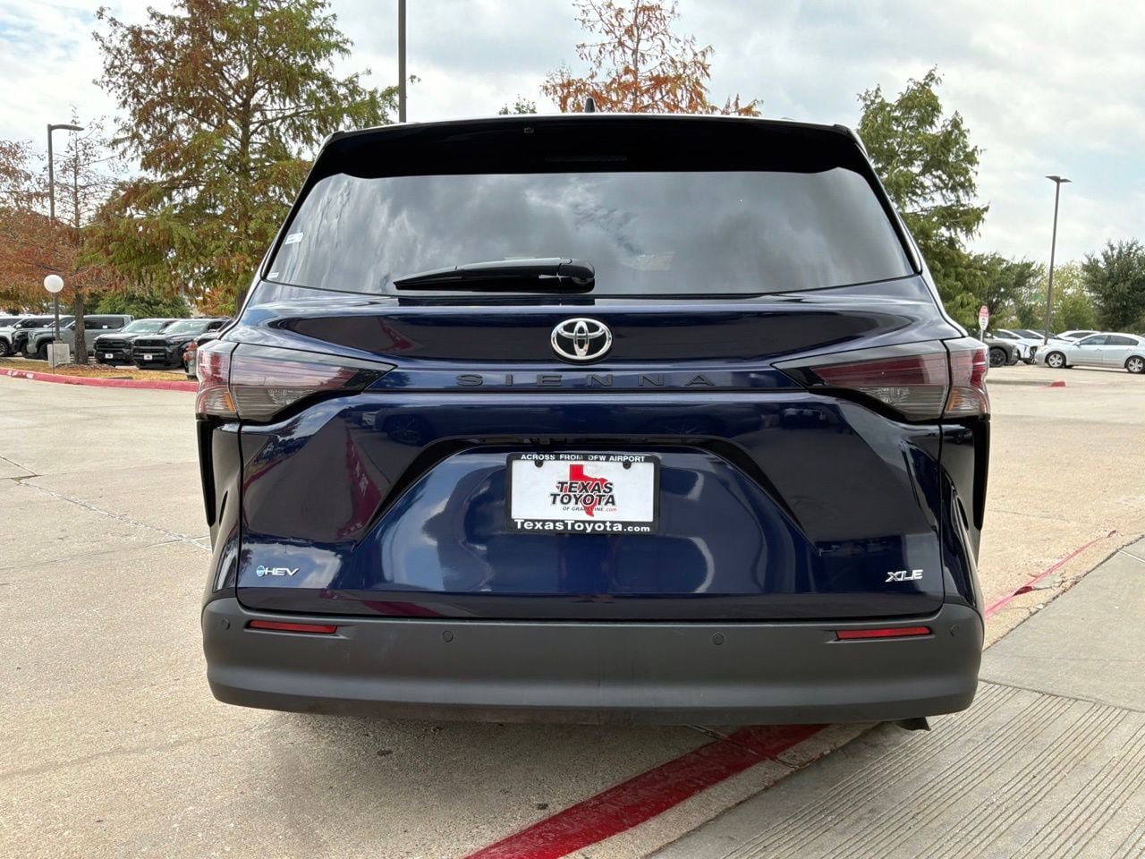Used 2026 Toyota Sienna XLE FWD image 7