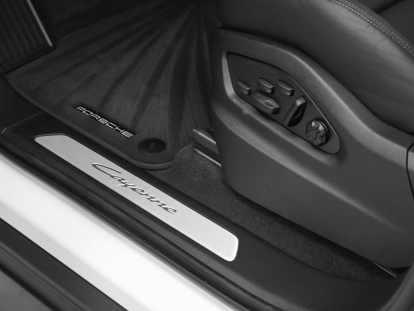 Used 2025 Porsche Cayenne image 25