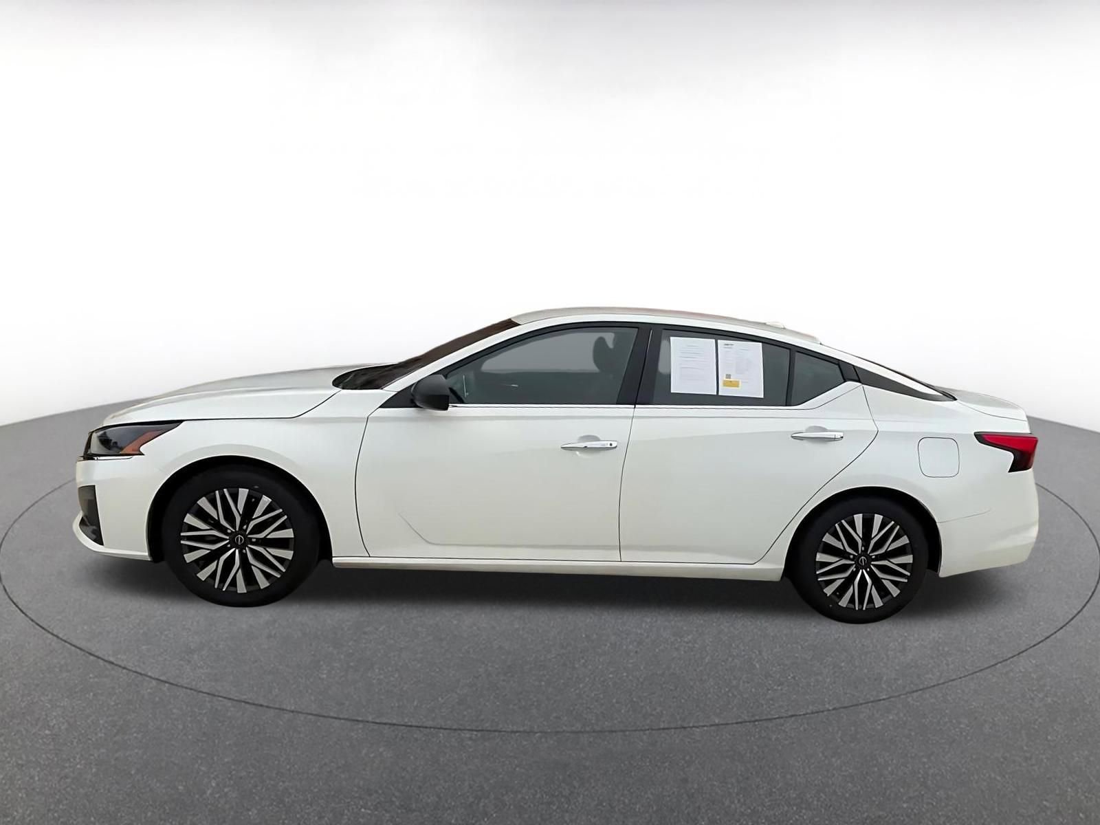 Used 2025 Nissan Altima 2.5 SV FWD image 10