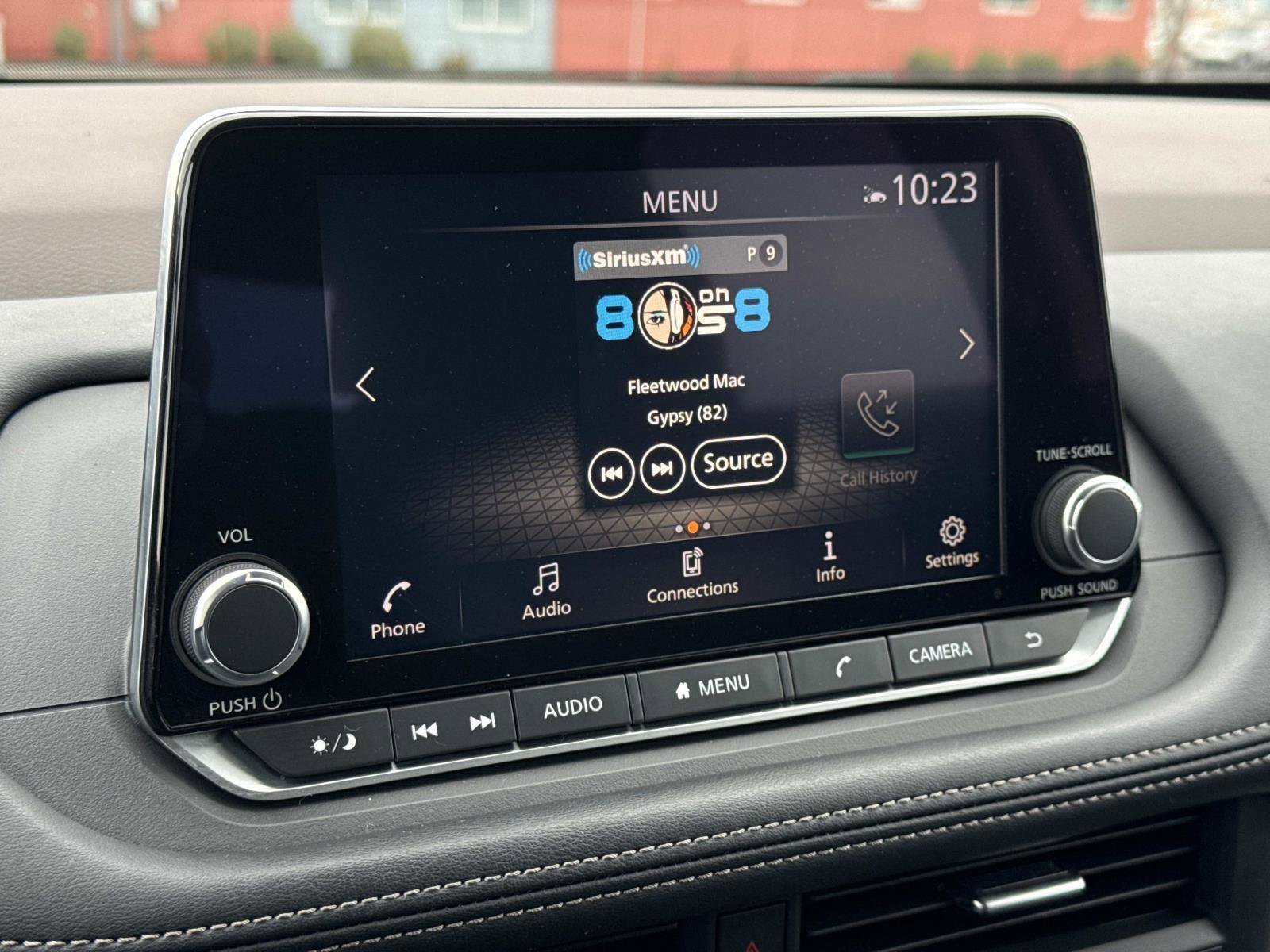 Used 2023 Nissan Rogue SV image 3