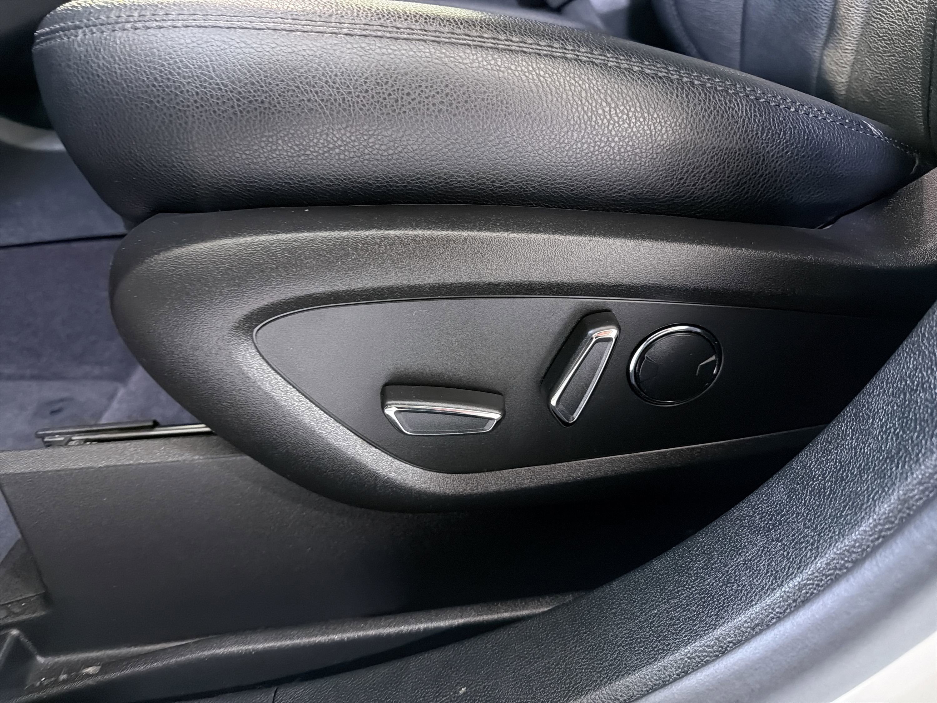 Used 2023 Lincoln Nautilus FWD w/ Premium Package image 11