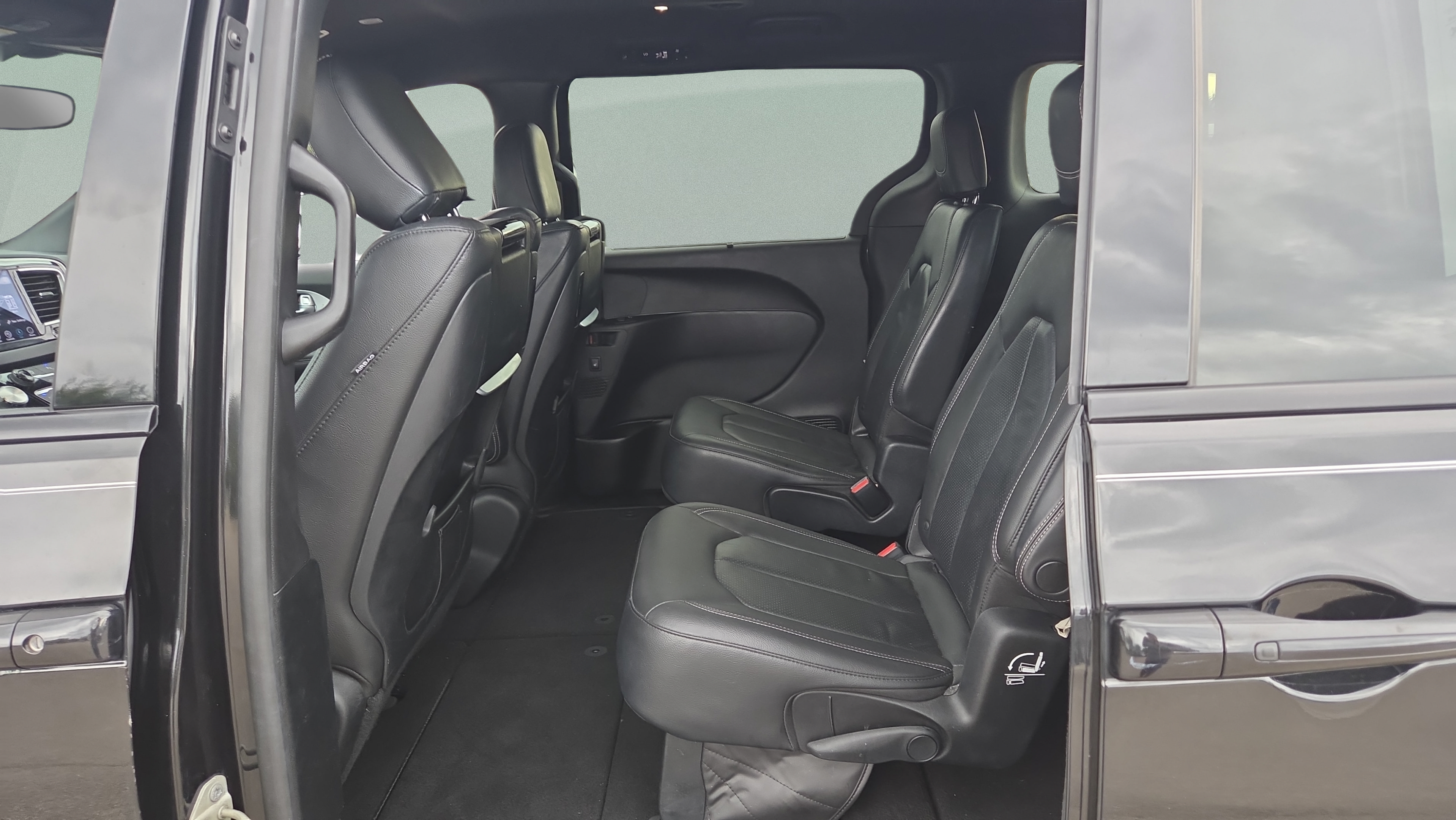 Used 2019 Chrysler Pacifica Touring-L Plus w/ S Appearance Package FWD image 11