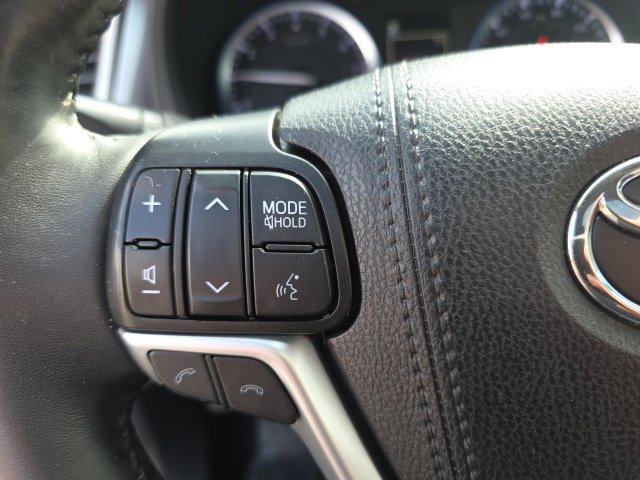 Used 2019 Toyota Highlander XLE AWD/4WD image 12