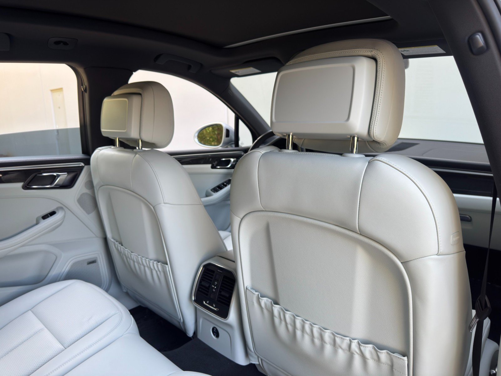 Used 2023 Porsche Macan S AWD/4WD image 37