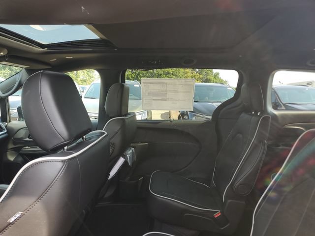 New 2027 Chrysler Pacifica Limited w/ Trailer Tow Group AWD/4WD image 10
