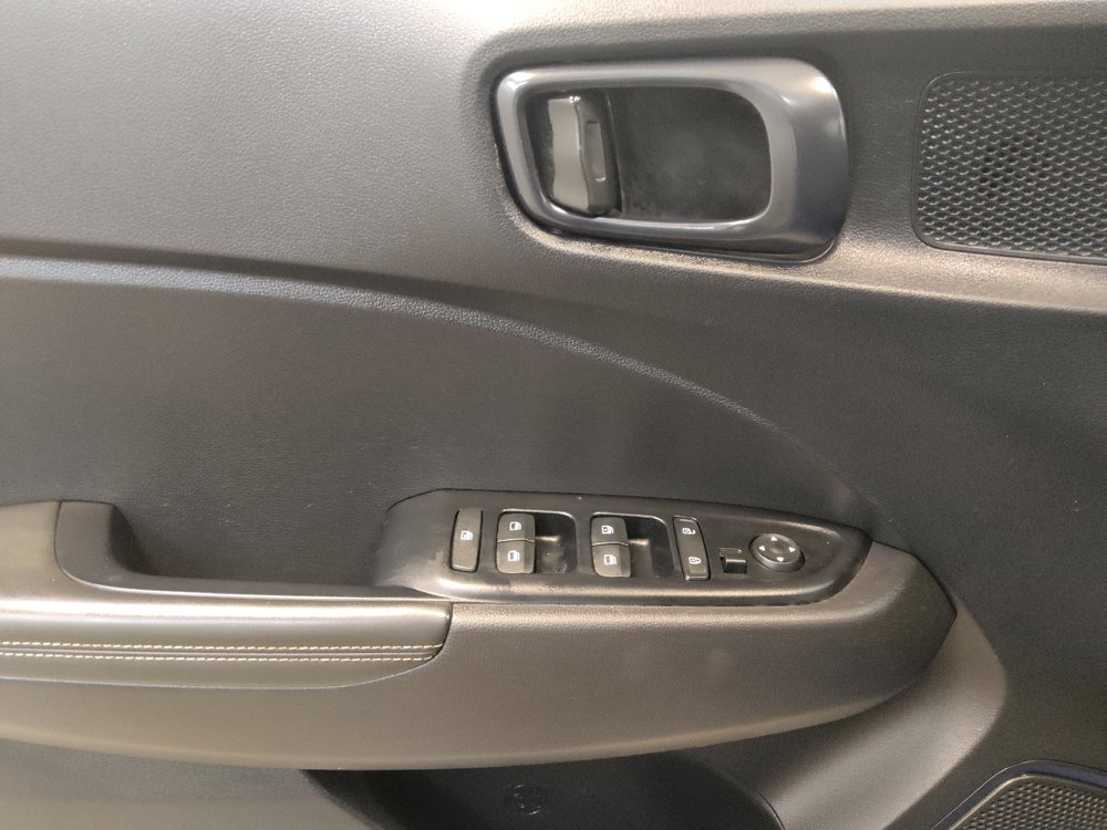 Used 2025 Hyundai Venue Limited FWD image 27