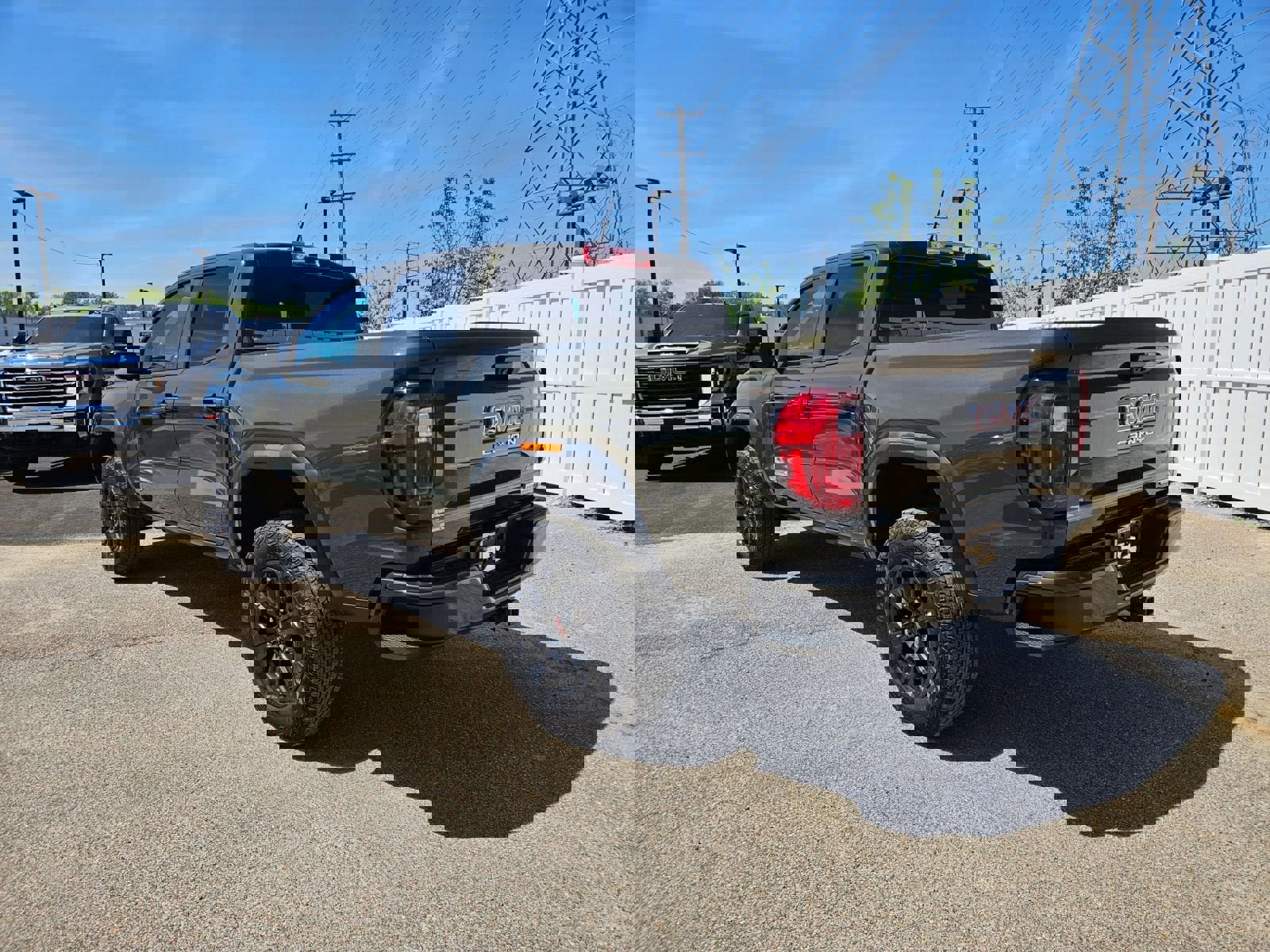 Used 2024 GMC Canyon Elevation image 3