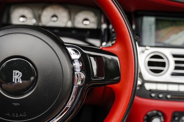 Used 2016 Rolls-Royce Dawn RWD image 39