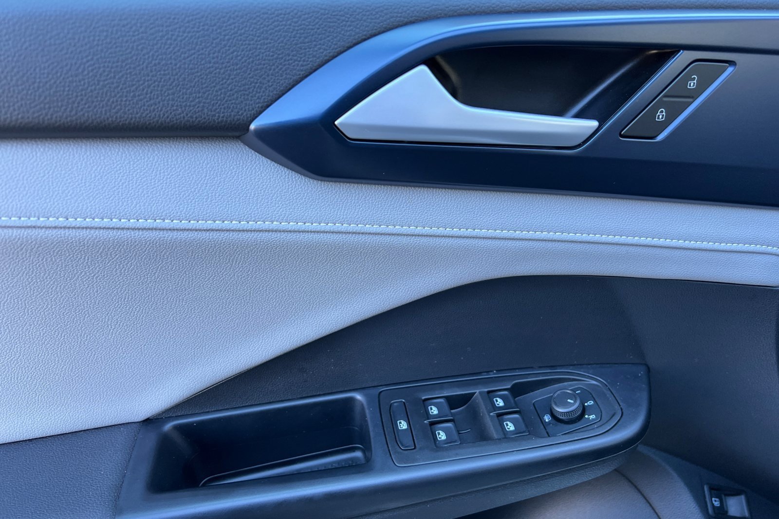 Used 2024 Volkswagen Taos SE image 12